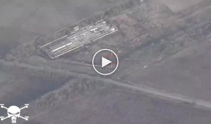 Прилет авиабомбы JDAM по ангару российских военных в Херсонской области. 17 ноября на Тарасовском аэродроме