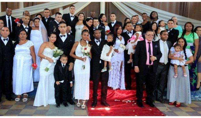 Массовая свадьба в тюрьме строгого режима в Колумбии (10 фото)