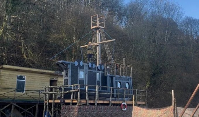 Мужчина купил пиратский корабль в интернете и поселился на берегу реки (5 фото)