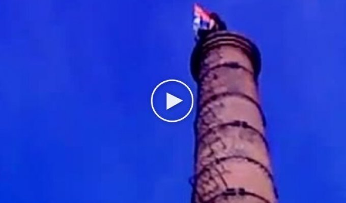 Пьяный сепаратист упал с башни вывешивая флаг ДНР