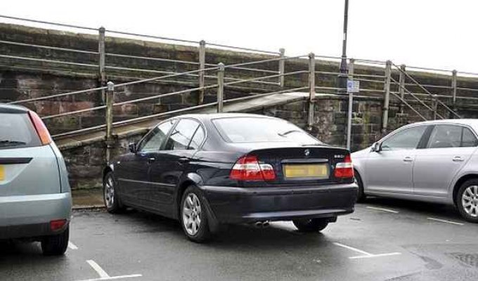 Оставленный на парковке BMW класса 'люкс' порос травой (5 фото)