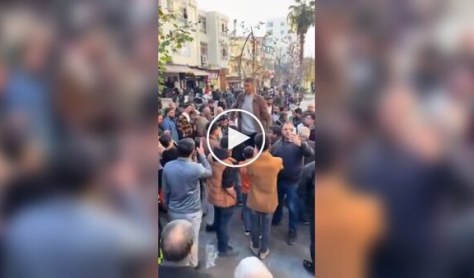 Самый высокий человек на фоне обычных людей