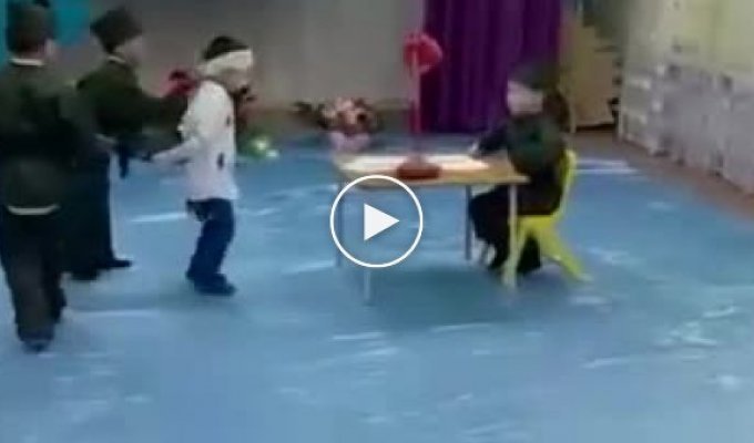 В детском саду Казахстана разыграли сценку расстрела студента советскими военными