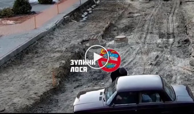 Во Львове, мужчина решил прокатить свой джип через дорогу которую перекрыли для ремонта