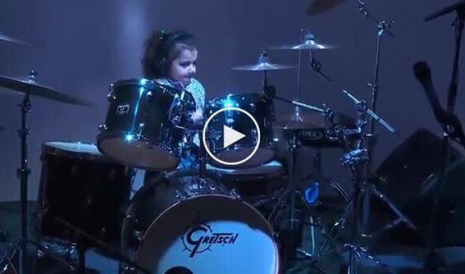 Талантливая 5-летняя барабанщица играет хард-рок ((