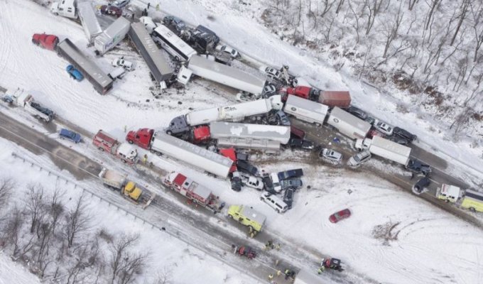 Крупная авария с участием полусотни машин (7 фото)