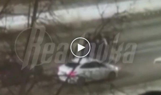 В Обнинске мигранты перекрыли дорогу и избили русского водителя (мат)