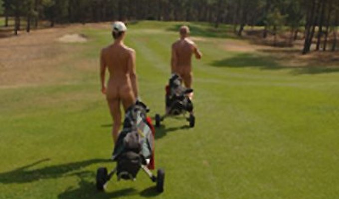 Школа гольфа для нудистов (4 фотографии)