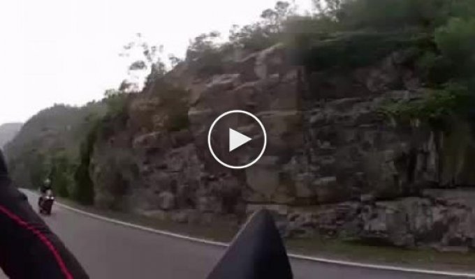 Мотоциклист летел слишком быстро для такого крутого поворота