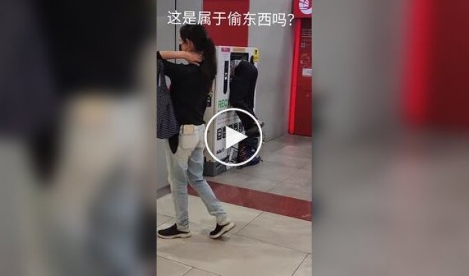 Мужчина стащил планшет из контейнера для электронных отходов