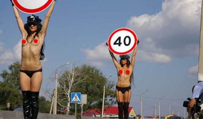 Нижегородских автомобилистов призвали к порядку полуобнаженные девушки (4 фото + 1 видео)