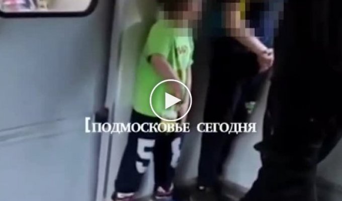 Москвич потребовал от мальчика снять рюкзак, который затем бросил на пол из-за его цвета