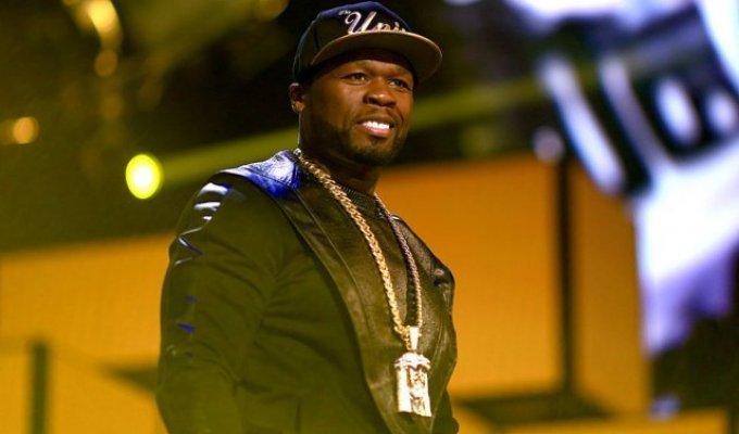 Rapper 50 Cent threw a microphone at a fan and smashed her head (2 photos + video)