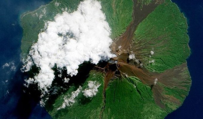 Извержение вулкана с космоса (14 фото)