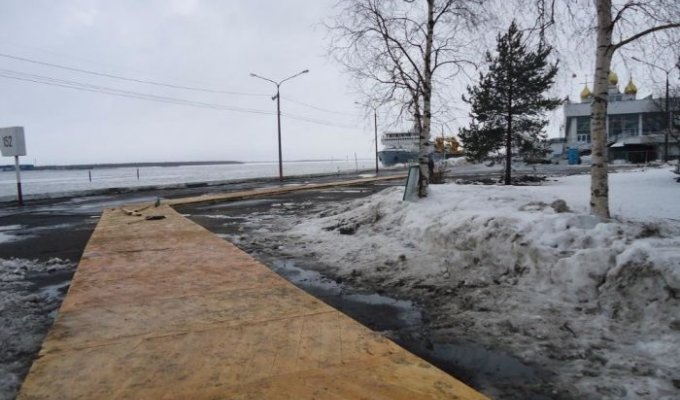 В Архангельске, к форуму с участием Путина, тротуар вместо асфальта покрыли паркетом (5 фото)