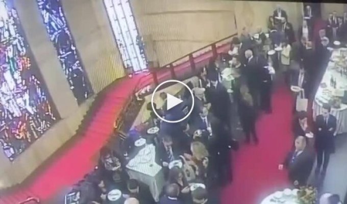 Член совета Сардинии упал с лестницы в Риме и повредил витраж 1932 года