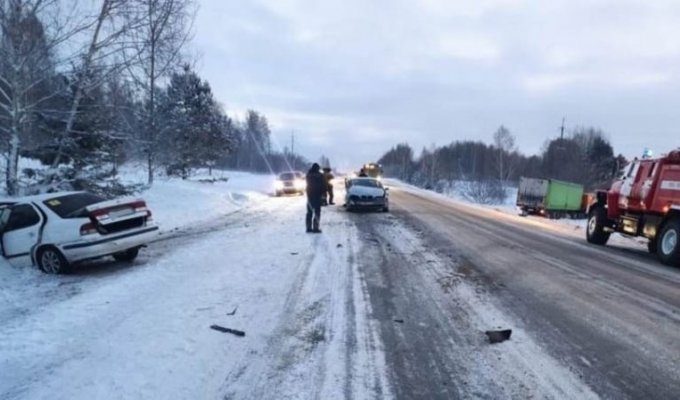 Водитель BMW пострадал в ДТП под Томском (4 фото + 1 видео)