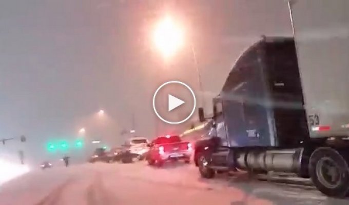 Жители Колорадо-Спрингс помогают грузовику заехать в горку