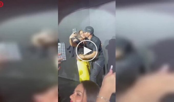 Поклонница решила не ограничиваться обычным селфи с Энрике Иглесиас