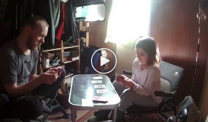 Отец и дочь, страдающие синдромом Туретта играют в карты