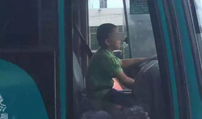 В Китае мальчик угнал автобус, чтобы покататься по городу (2 фото + видео)