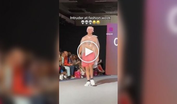 Шутник вышел на подиум в мусорном мешке на Неделе моды