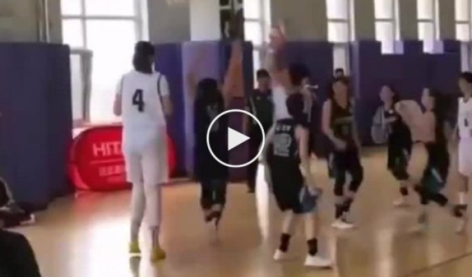 Чжан Цзыю - 14-летняя баскетболистка из Китая с ростом 226 сантиметров