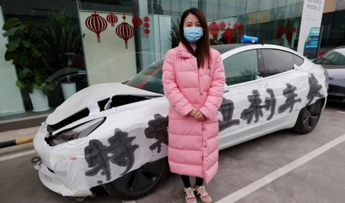 A Chinese woman sued Tesla for faulty brakes and now owes the company $23,000 (4 photos)