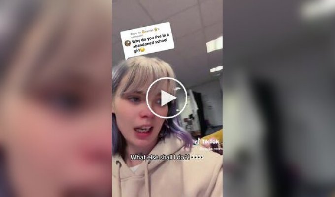 Девушка живет в заброшенной школе и рассказывает, что больше всего ее ужасает там