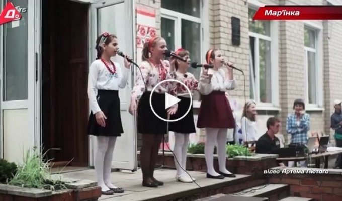 В Марьинке школьники без напоминаний нарядились в вышиванки