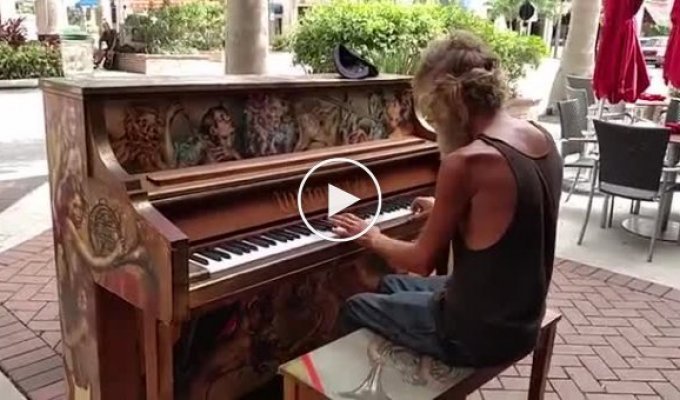 Бездомный играет на пианино