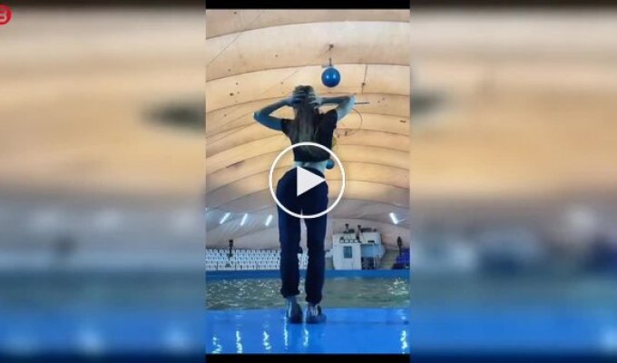 Дельфін несподівано перервав танець дівчини під час зйомки