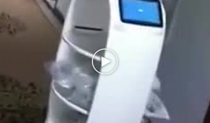 Робот кормит людей, помещенных в карантин из-за подозрений на коронавирус
