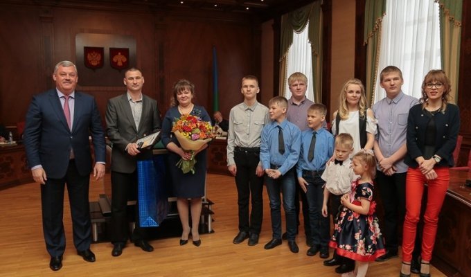 Матери-героине, выигравшей конкурс "Семья года", подарили термос (3 фото)