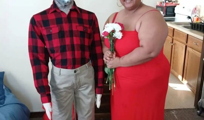 A 25-year-old American woman “married” a Halloween doll and is now expecting a child (7 photos)
