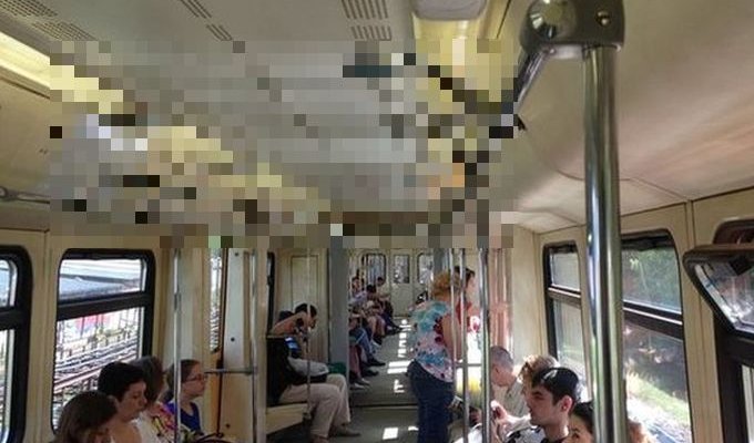 Креативная замена поручней в вагоне метро (3 фото)