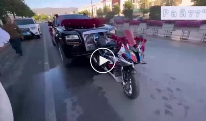 Rolls Royce caught up with the motorcycle and marred the wedding drive