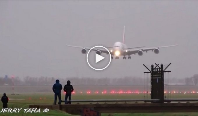 В інтернет виклали відео посадки двох літаків за сильного вітру в Амстердамі