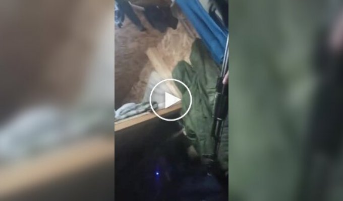 П'яний російський окупант із автоматом намагається довести, що вистрілить, а інший не вірить