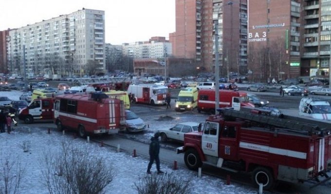 Взрыв газа в доме в Петербурге (5 фото + 5 видео)