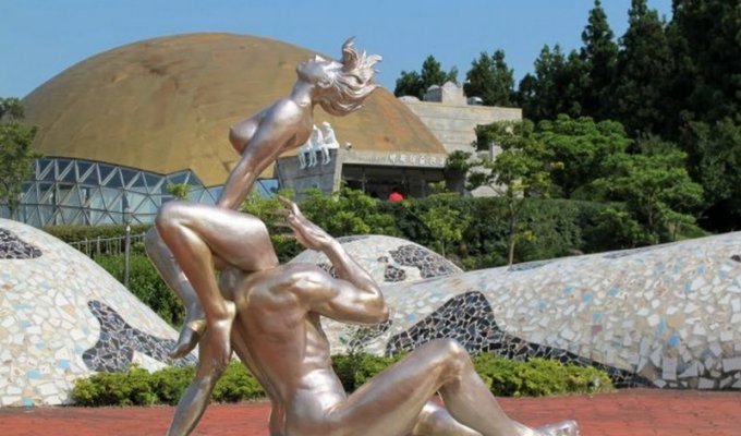 Парк со 140 скульптурами сексуальных позиций, популярное место среди молодожёнов (9 фото)