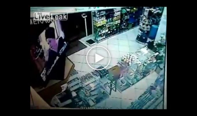 Молниеносный выстрел во время ограбления магазина