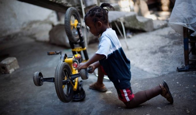 Маленький инвалид с Гаити (8 фото)