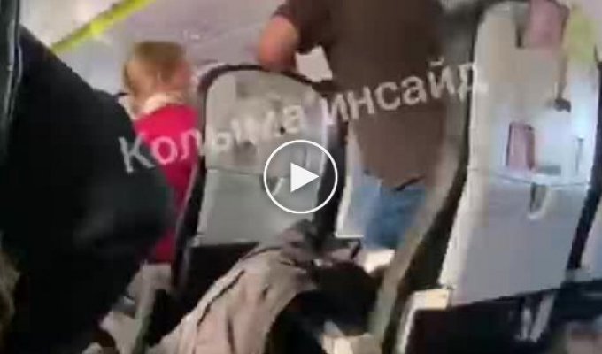 Неадекватный мужчина напал пассажиров рейса Магадан - Новосибирск