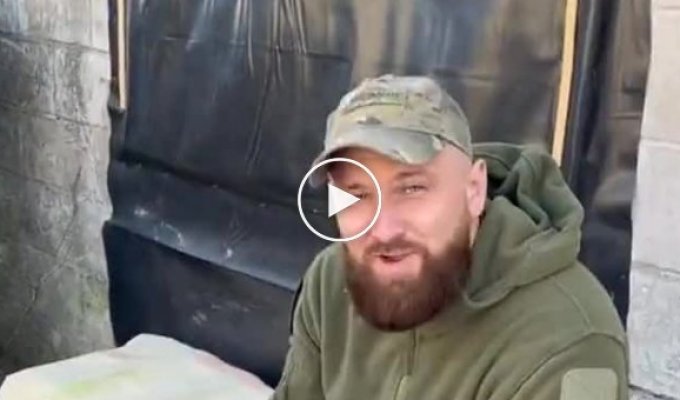 Украинские военные с помощью дрона кормят собаку