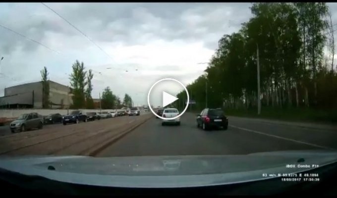 В Казани автомобиль угодил колесом в люк и перевернулся