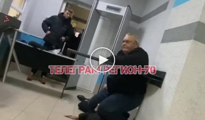 В России охранник колледжа оседлал студента и не пустил его на занятия