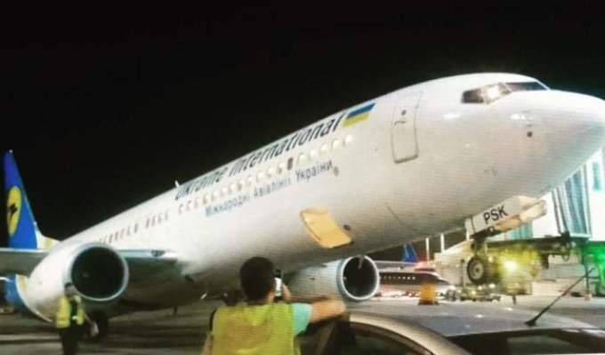 В аэропорту Тель-Авива украинский самолет завалился на хвост (2 фото)