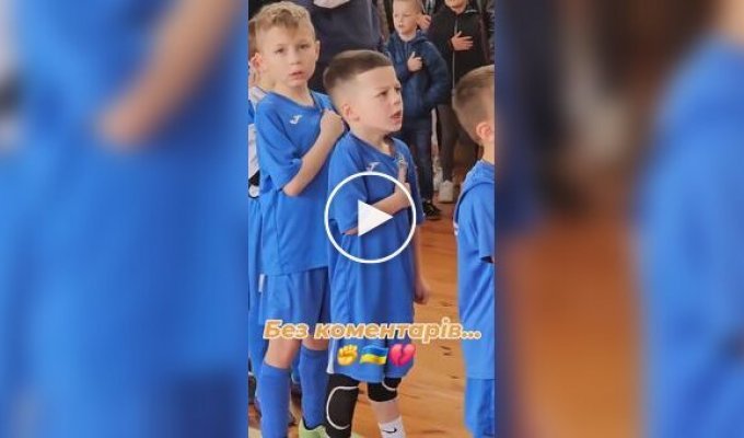 В сети набирает популярность видео, где дети поют гимн Украины перед футбольным матчем