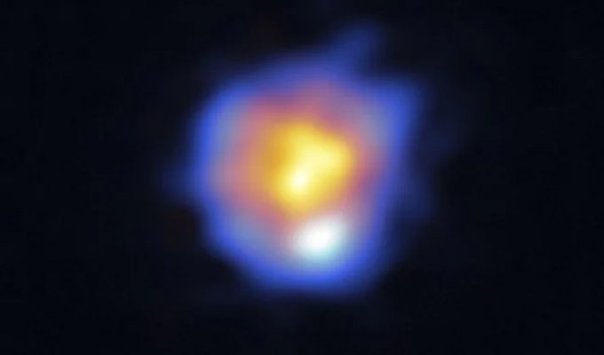 Самое четкое изображение звезды R Зайца, которая в 500 раз больше Солнца (2 фото)